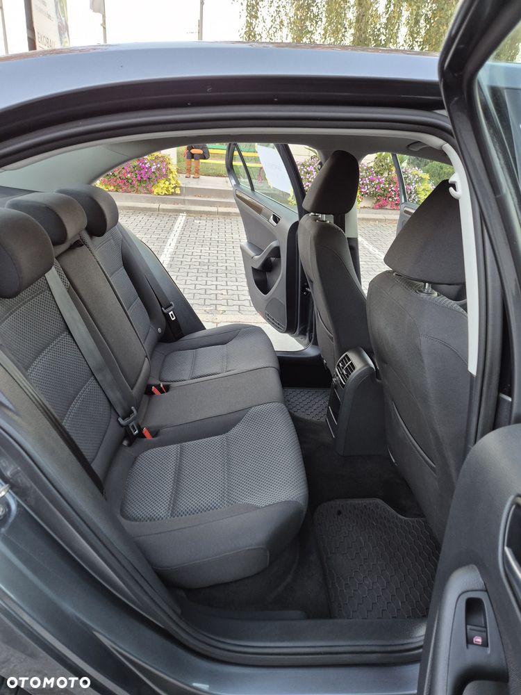 Volkswagen Jetta - 8