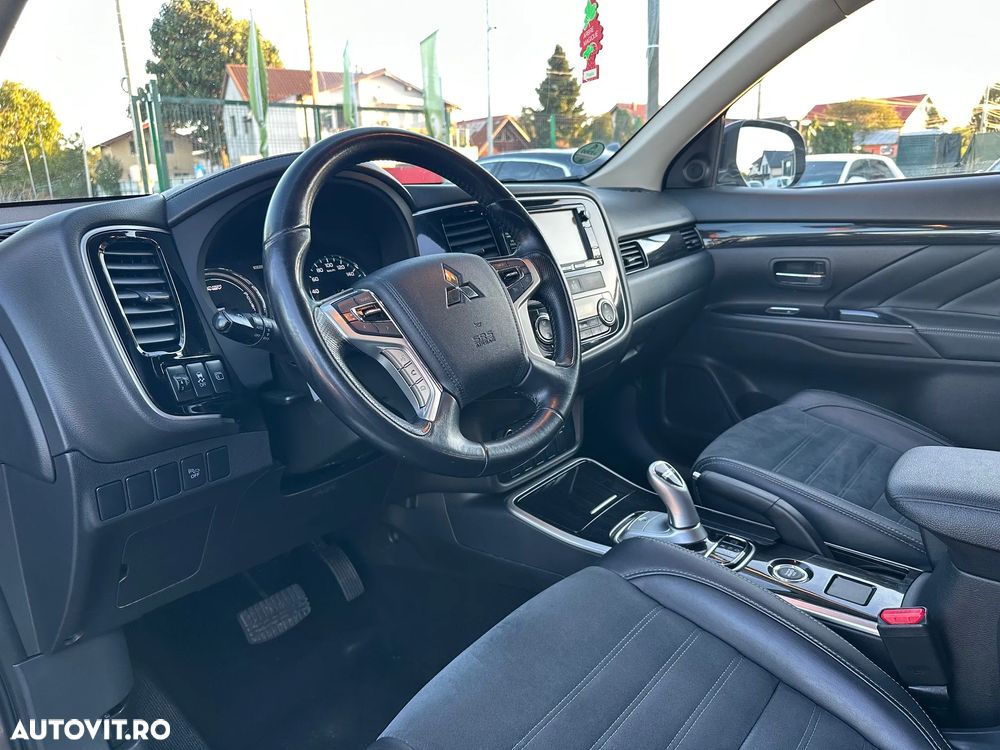 Mitsubishi Outlander 2.0 4WD Plug-In Hybrid Top - 9