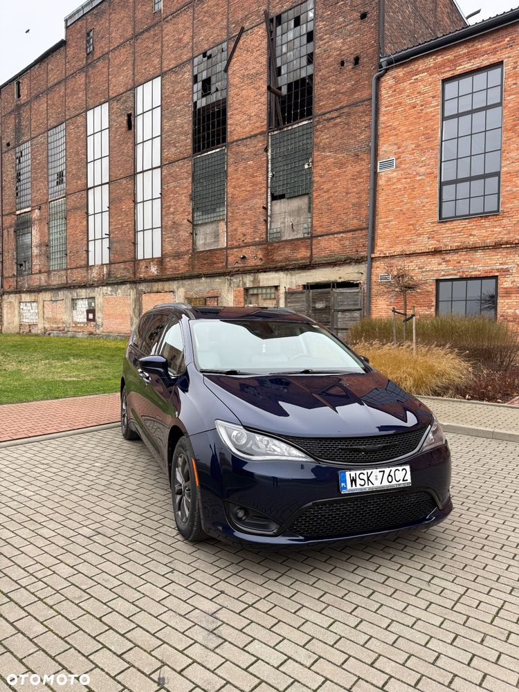 Chrysler Pacifica - 1