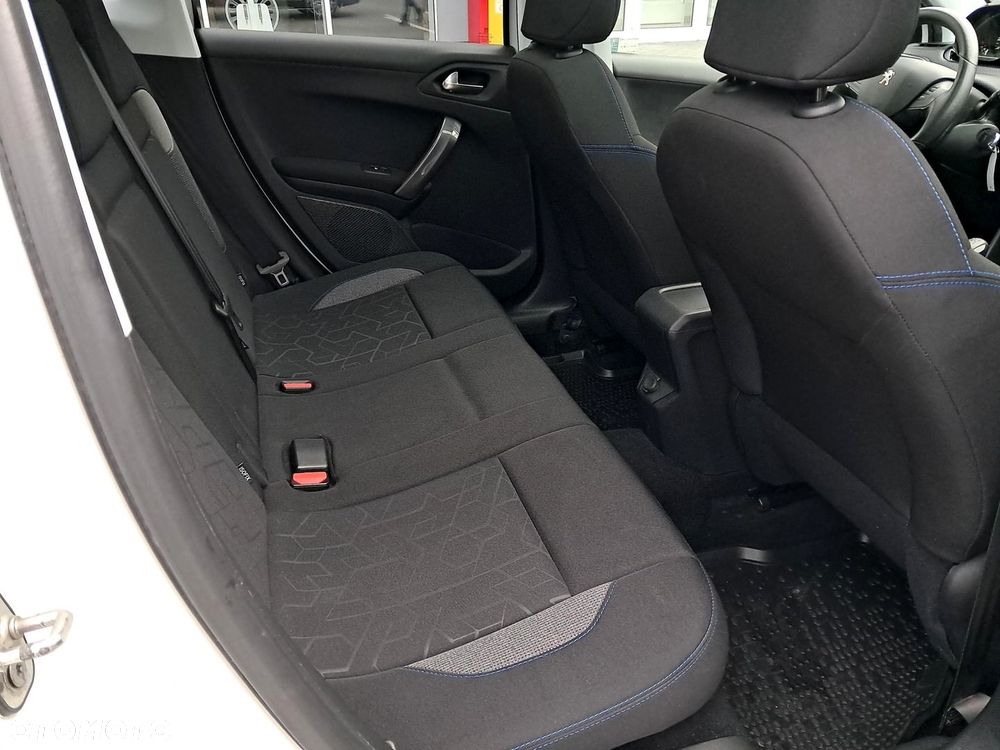 Peugeot 2008 1.2 Pure Tech Style S&S - 9