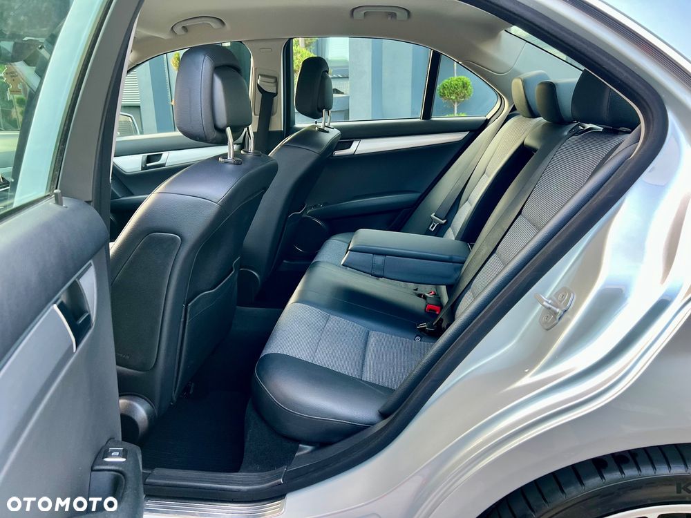 Mercedes-Benz Klasa C 220 CDI BlueEff 4-Matic Avantgarde - 15