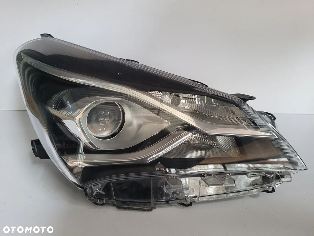 Toyota Yaris III lift lampa przód prawa soczewka