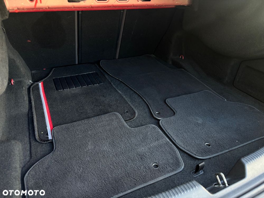 Jaguar XE 20d Portfolio - 30