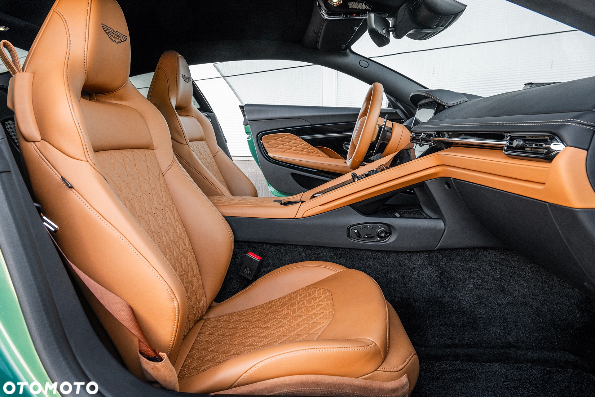 Aston Martin DB12 - 25