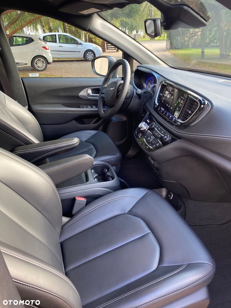 Chrysler Pacifica - 12