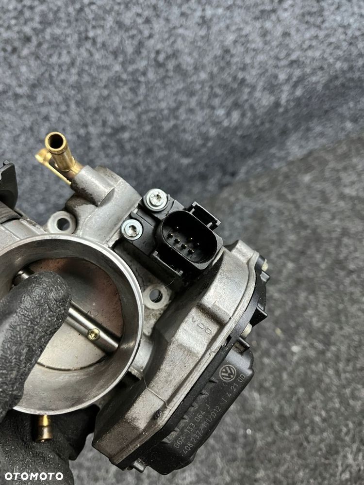 audi a3 8l 1.6 8v przepustnica 06A133064J - 3