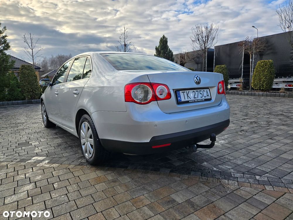 Volkswagen Jetta 2.0 TDI Sportline - 9