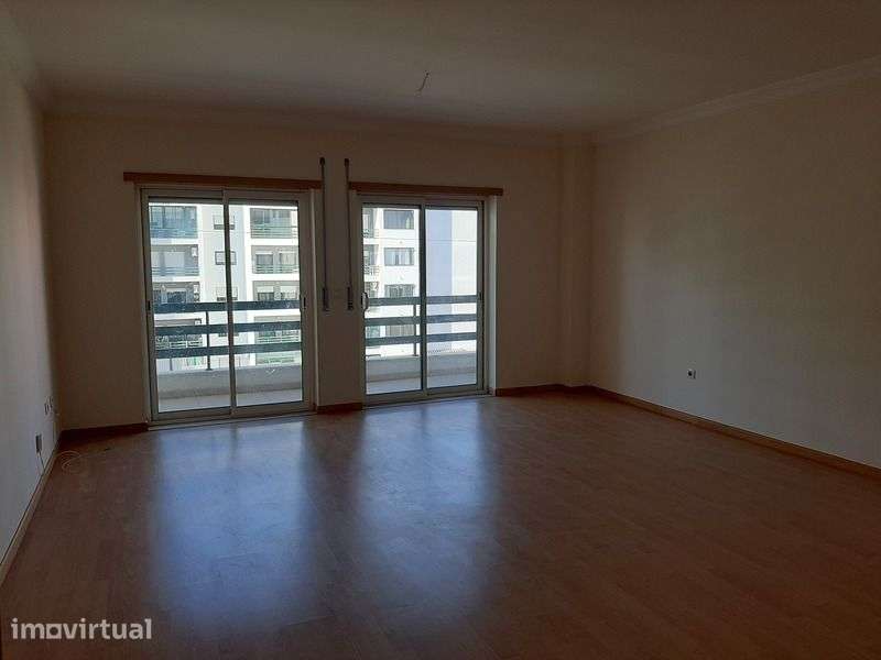 Apartamento T3 com estacionamento e arrumos | Lavradio - Grande imagem: 3/20