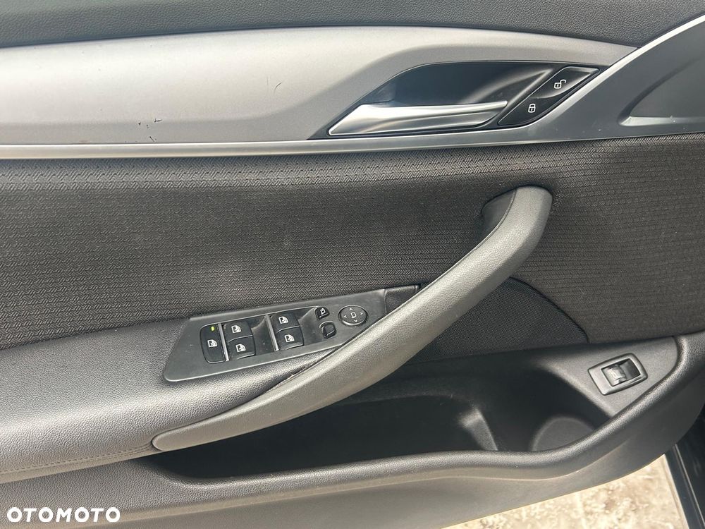 BMW Seria 5 530d xDrive Sport Line - 24