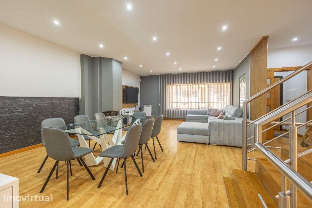 Moradia T4 com 2 Suites |Terraço| Salão na Cave | Condomínio Privado | - Grande imagem: 3/53