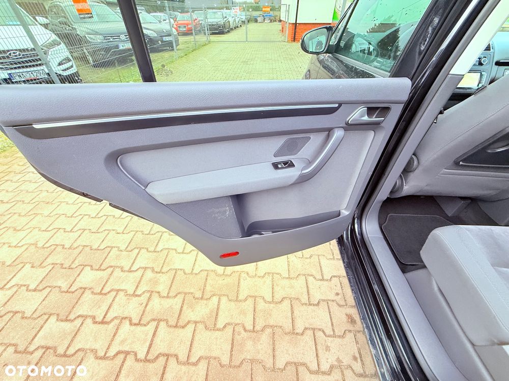 Volkswagen Touran - 33