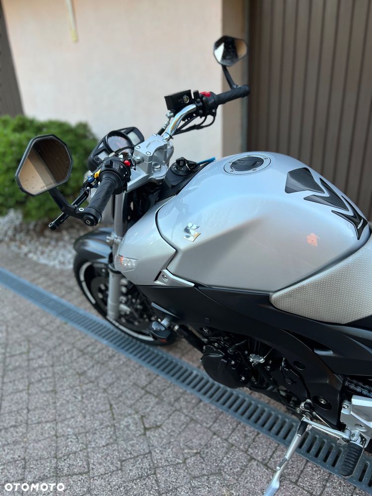 Suzuki GSR - 23