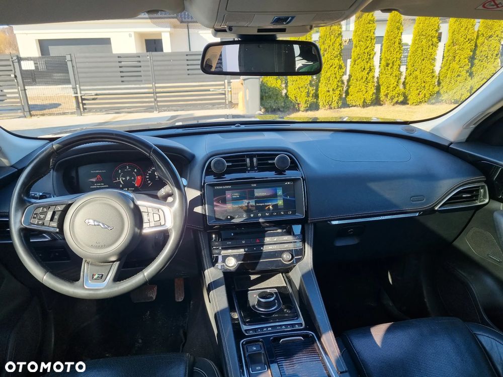 Jaguar F-Pace 2018 photo 2