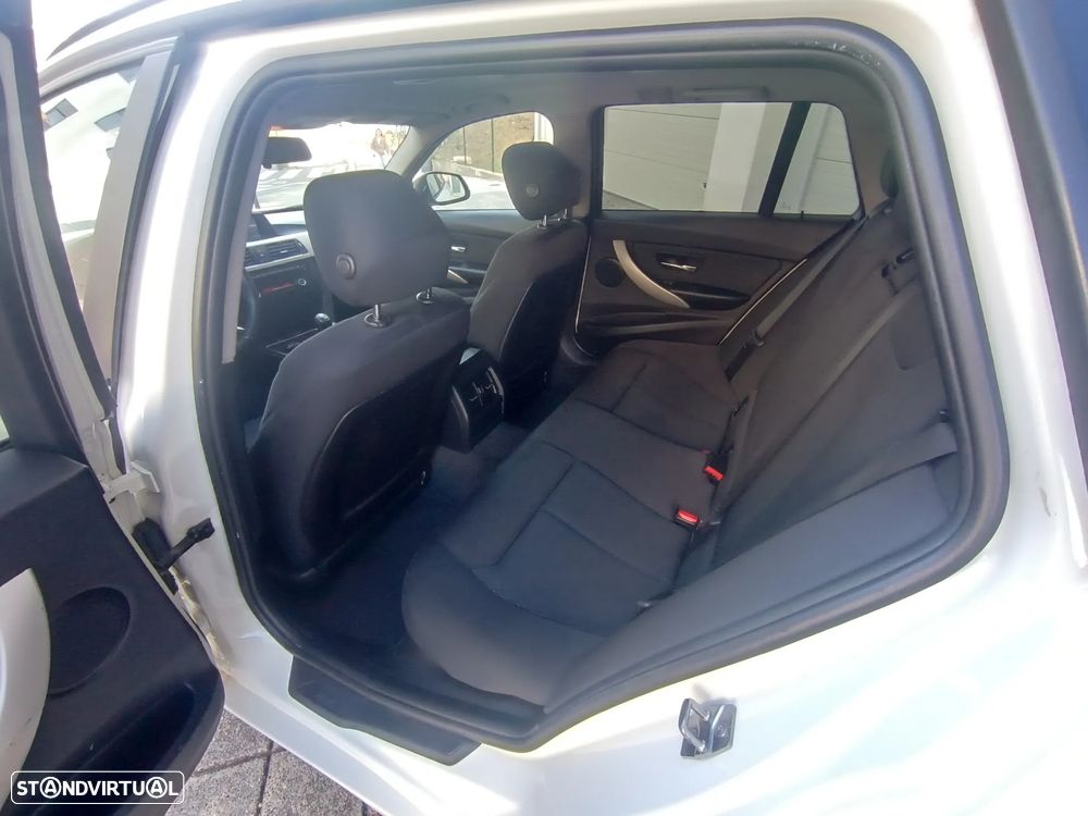 BMW 318 d Sport Line - 29