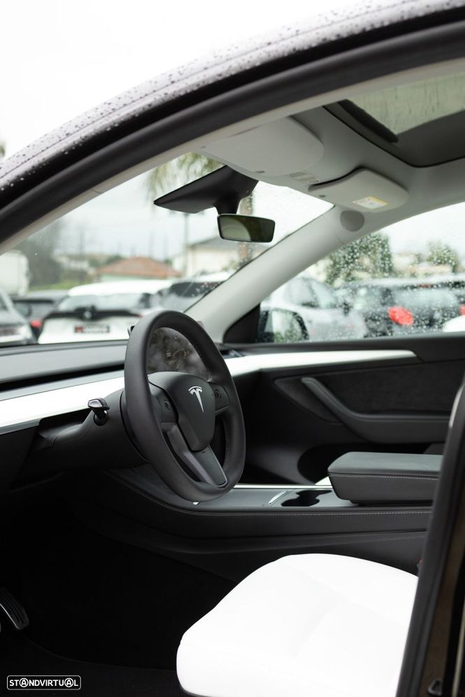 Tesla Model Y Standard RWD - 2