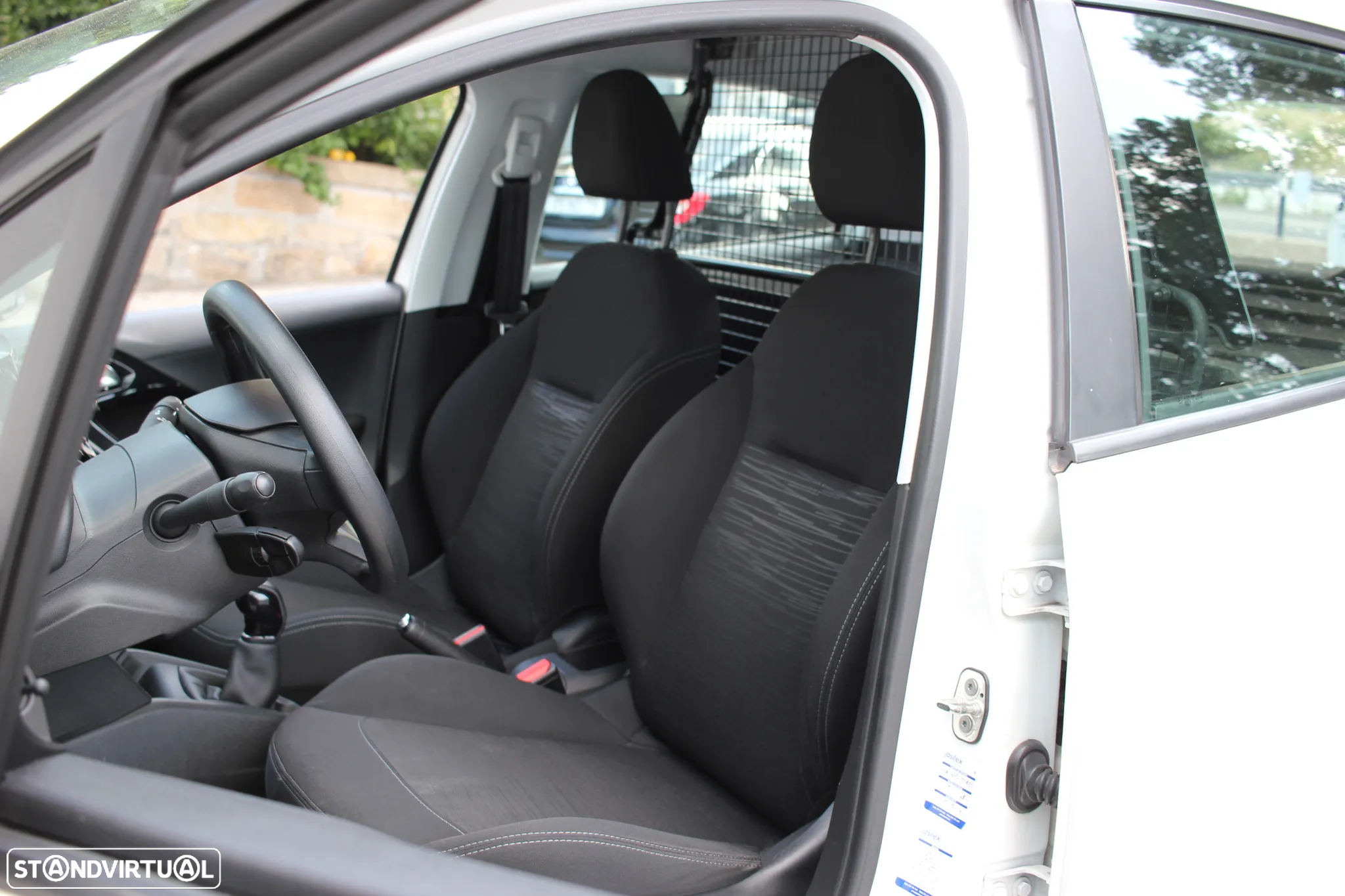 Peugeot 208 - 8