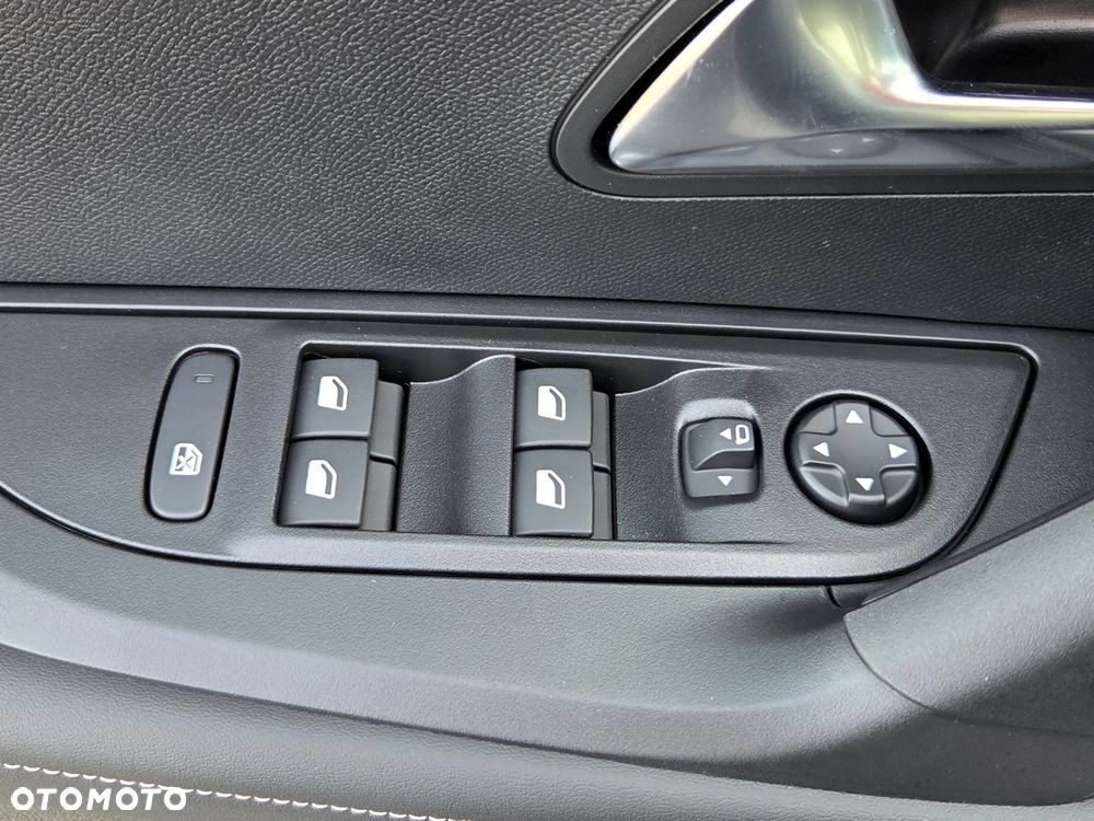 Peugeot 2008 PureTech mHEV Allure e-DCS6 - 29