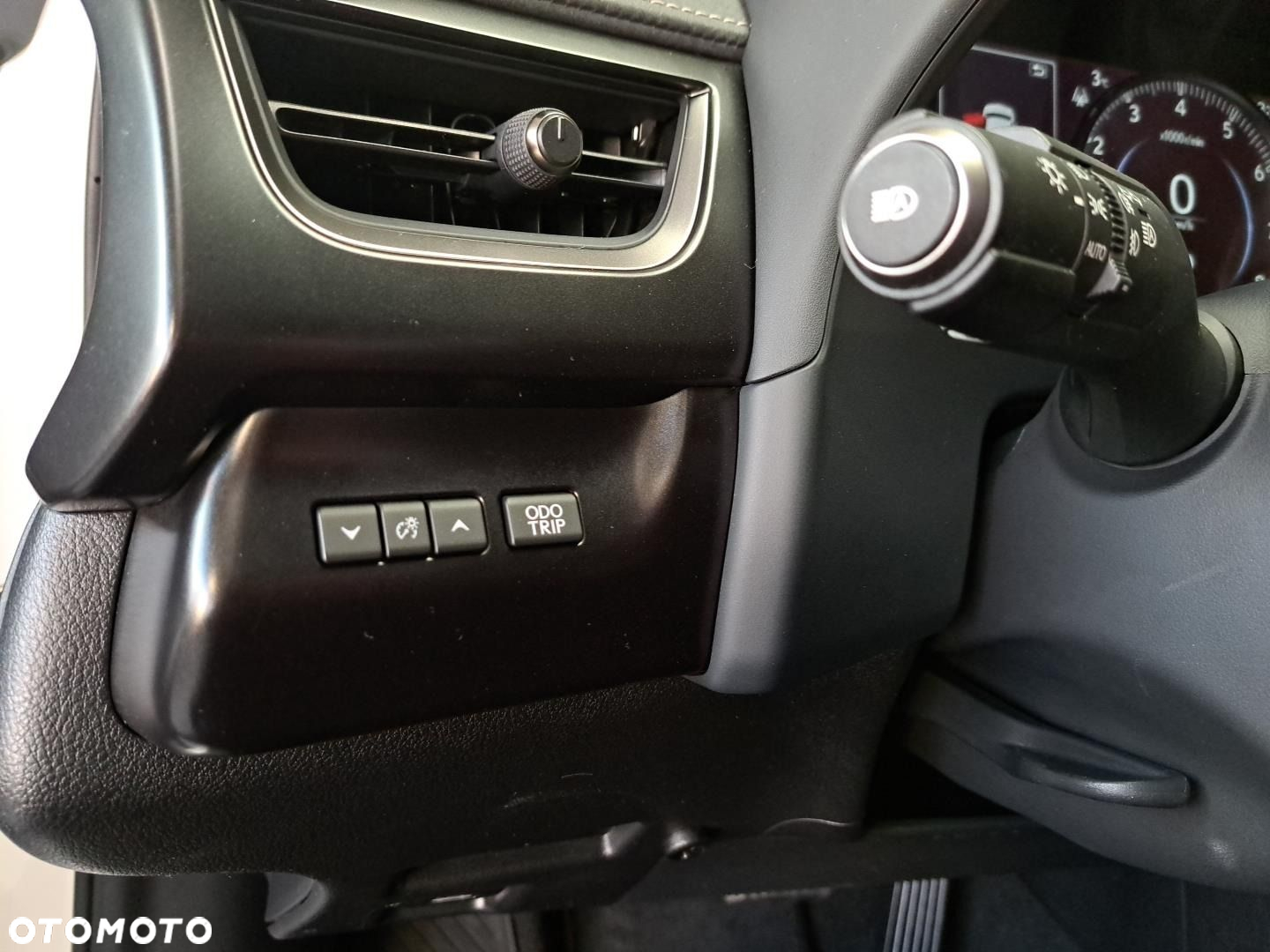 Lexus UX - 25