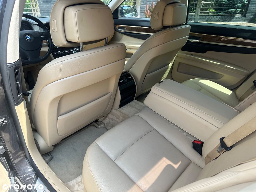 BMW Seria 7 740i - 32