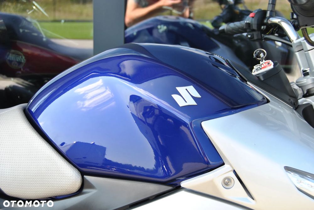 Suzuki GSR - 12