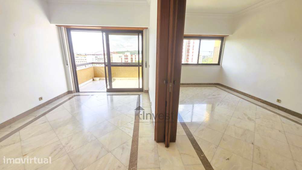 Apartamento T2 Com Terraço , Estacionamento Elevador  em  Carnide - Grande imagem: 2/25