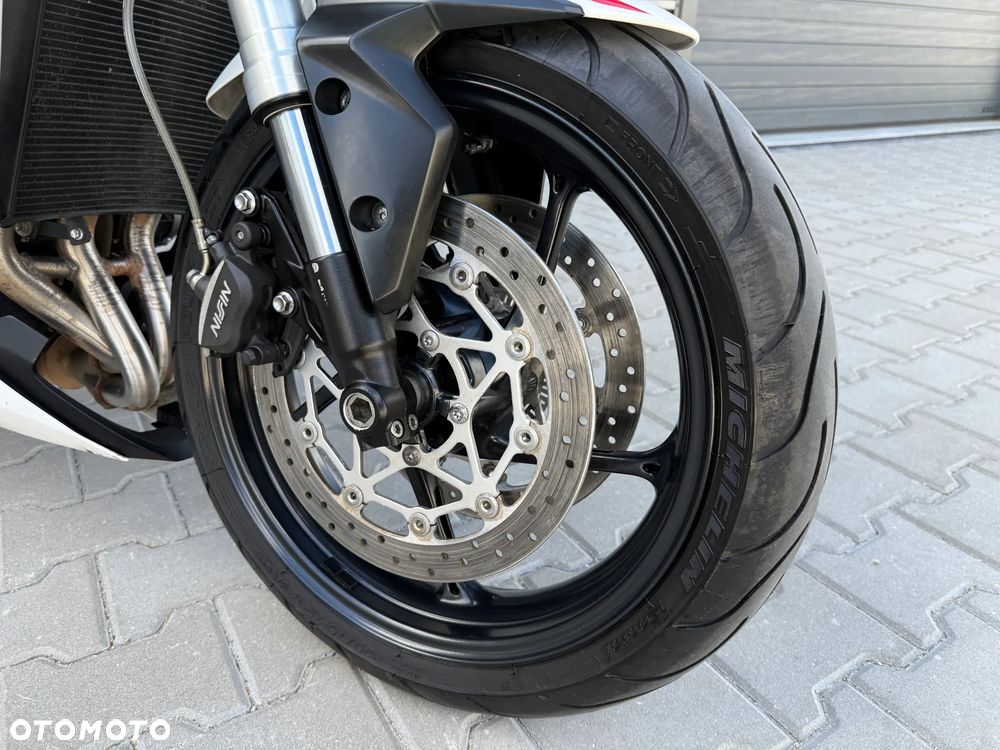 Triumph Street Triple - 11
