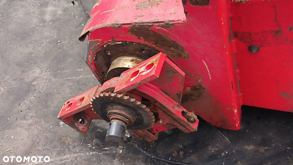 PODAJNIK POCHYŁY GARDZIEL MASSEY FERGUSON MF 36 - 4