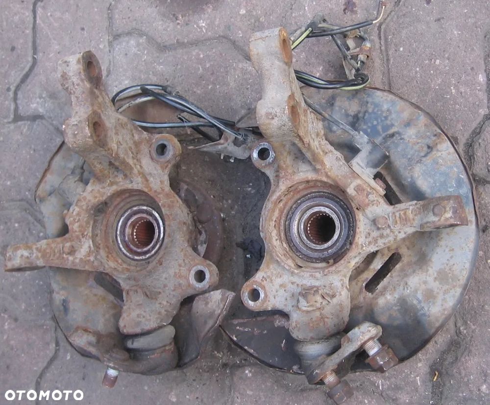 zwrotnica piasta lewa prawa COROLLA E12 2.0 D4D - 2