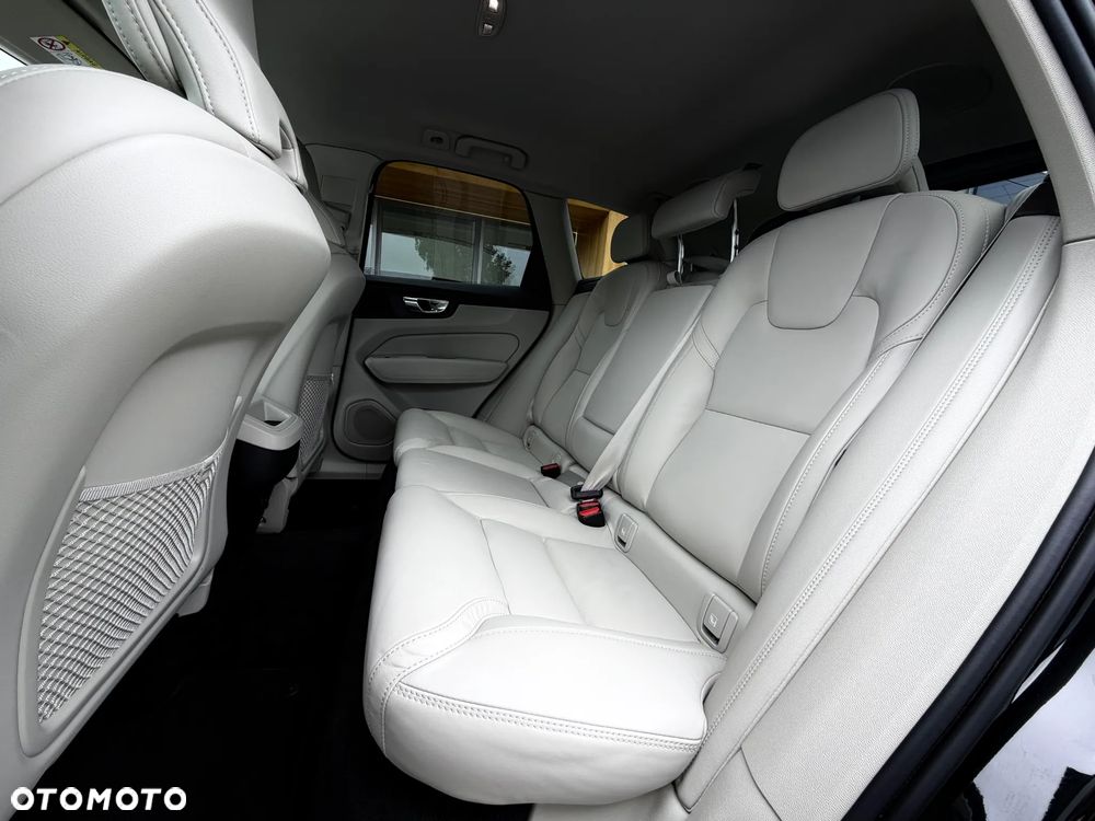 Volvo XC 60 B4 D AWD Plus Dark - 29