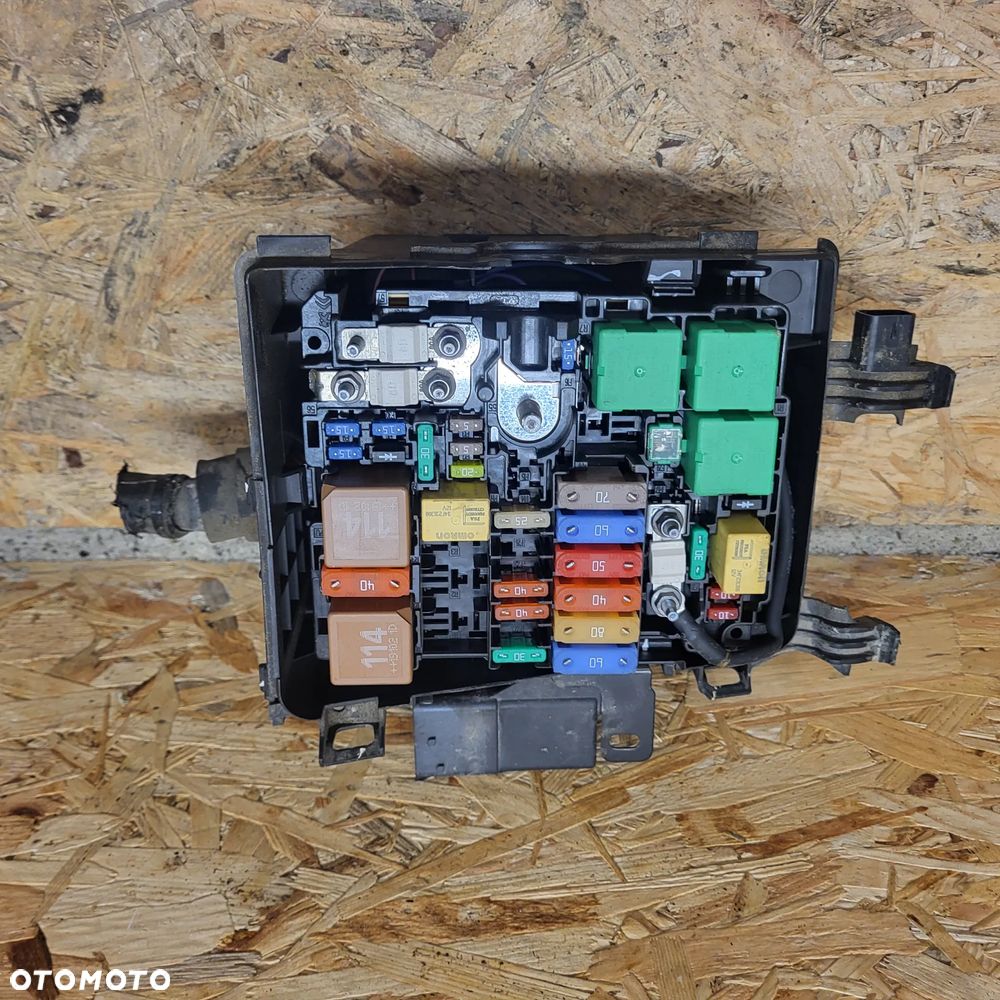 SKRZYNKA BEZPIECZNIKÓW PRZÓD OPEL COMBO E CITROEN BERLINGO TOYOTA PROACE CITY