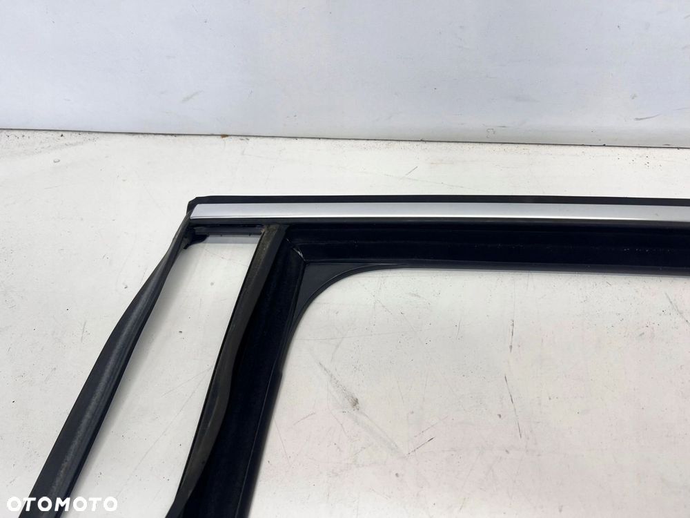 USZCZELKA RAMKA DRZWI LEWY TYŁ VW TIGUAN 5N0839431 CHROM - 1
