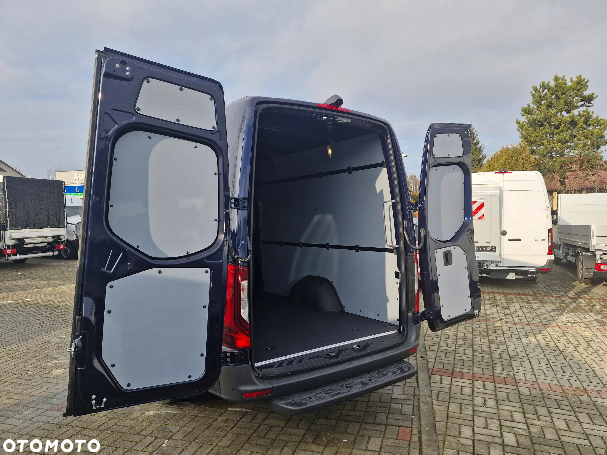 Mercedes-Benz Sprinter 319 CDI - 12