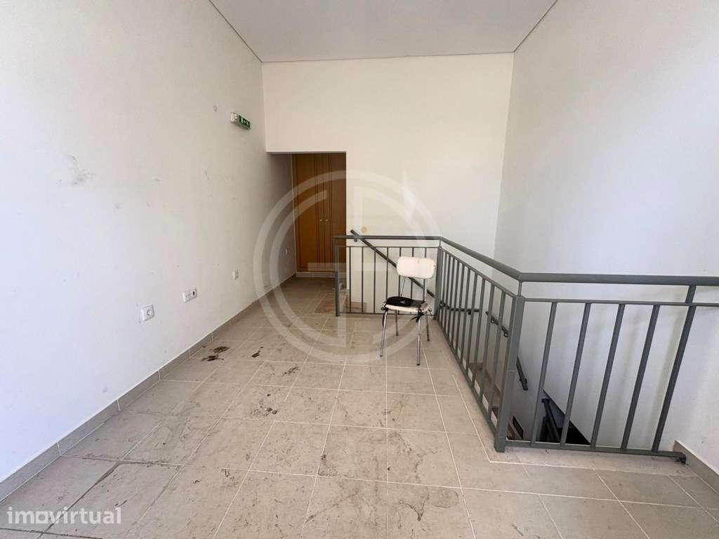 Loja para arrendamento com estacionamento em box fechada em Gambela... - Grande imagem: 4/4