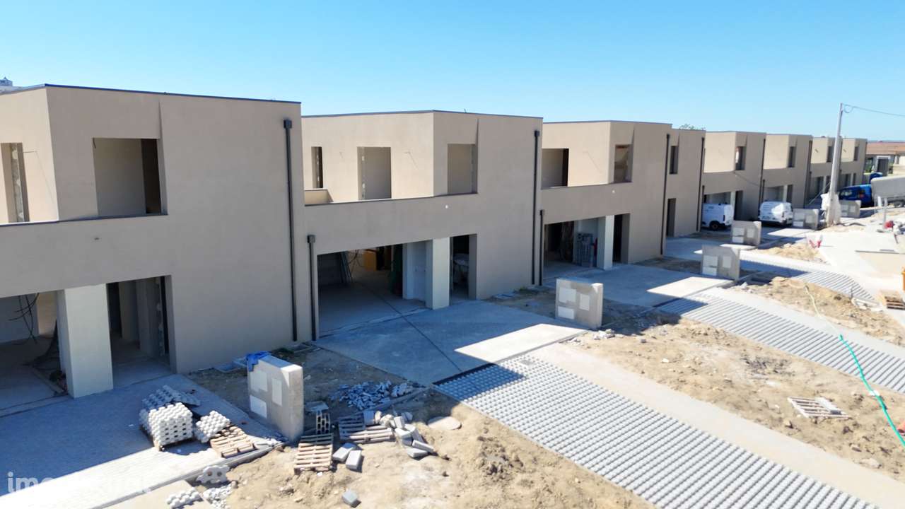 Moradia T3 de Luxo com 3 Suítes, Escritório e Piscina - Grande imagem: 3/31