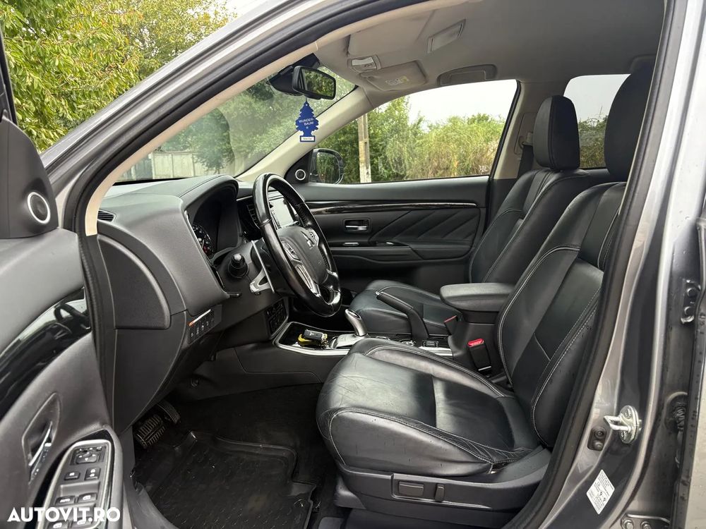 Mitsubishi Outlander 2.0 4WD Plug-In Hybrid Plus - 18
