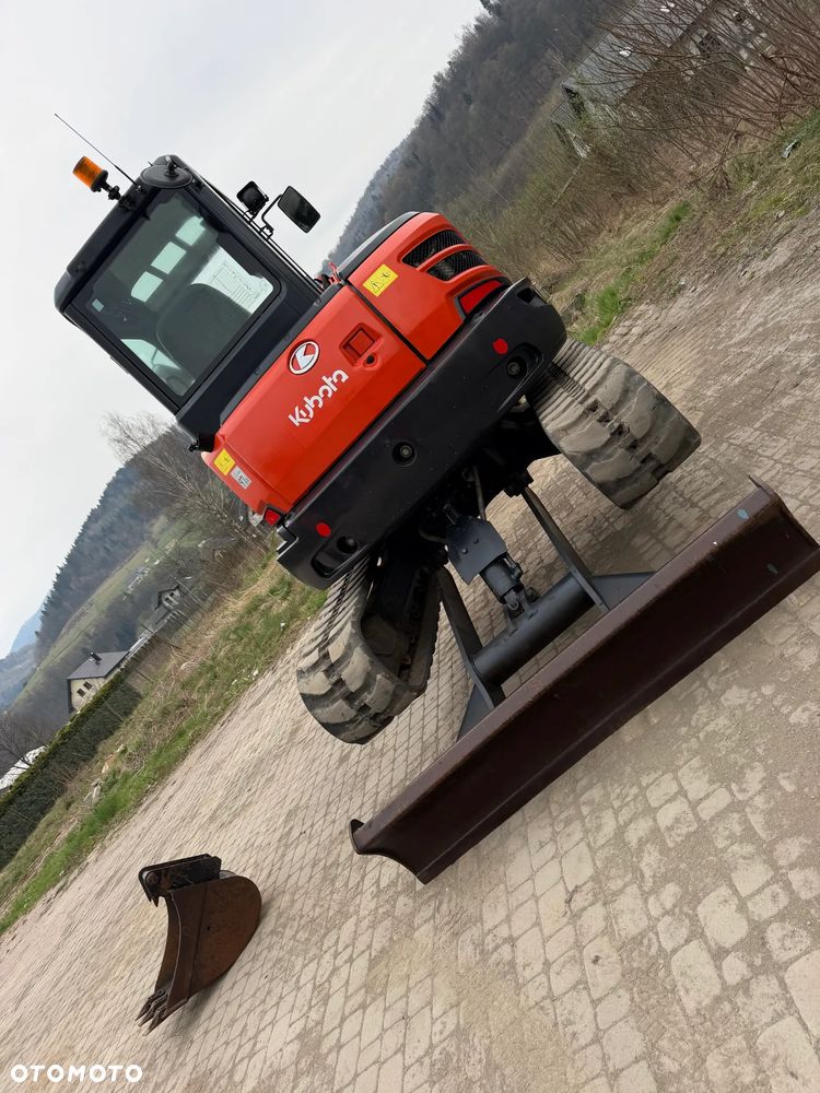 Kubota U55-4. koparka 5,5 tony. 2016 rok. 2300 mtg! KLIMATYZACJA. Długie ramie plus! 3sekcje Hydrauliczne. zamki na tłokach. Koparka Jak nówka sztuka. Zadbana zero zużycia. Z gospodarstwa Norweskiego. Zmiana łyżek Hydrauliczna. LENHOFF. Ani deka luzów wycieków. Szybka wolna jazda. Gąski perfekt stan. OKAZJA TANIO. Aktualna Dekra. Po serwisach eksploatacyjnych. Mocny silnik Kubota 4 cylindry! Zamki na tłokach. Wielka Okazja - 26