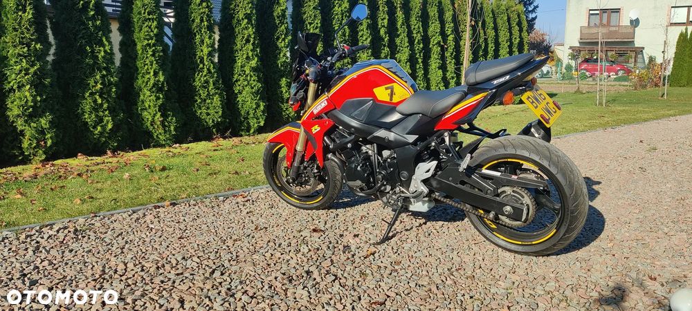 Suzuki GSR - 11