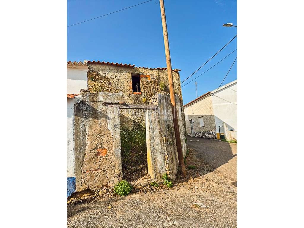 Casa T2 para recuperar junto à praia Fluvial da Ortiga - Grande imagem: 5/23