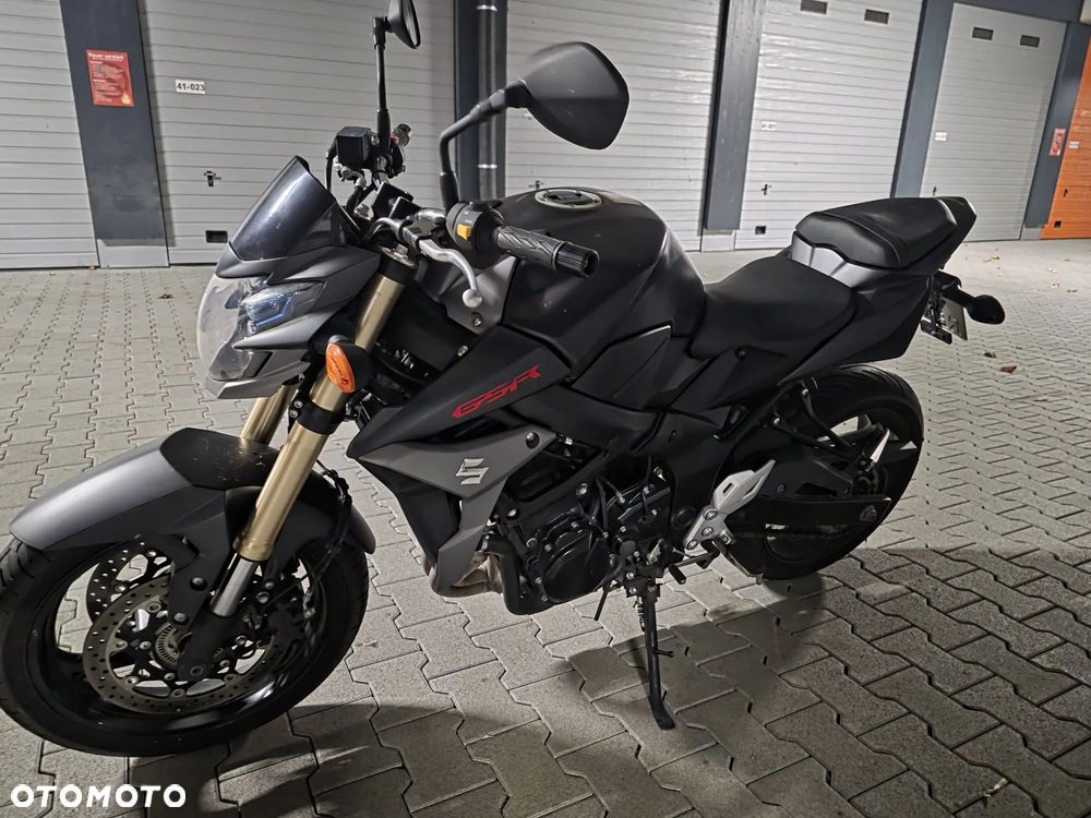 Suzuki GSR - 4