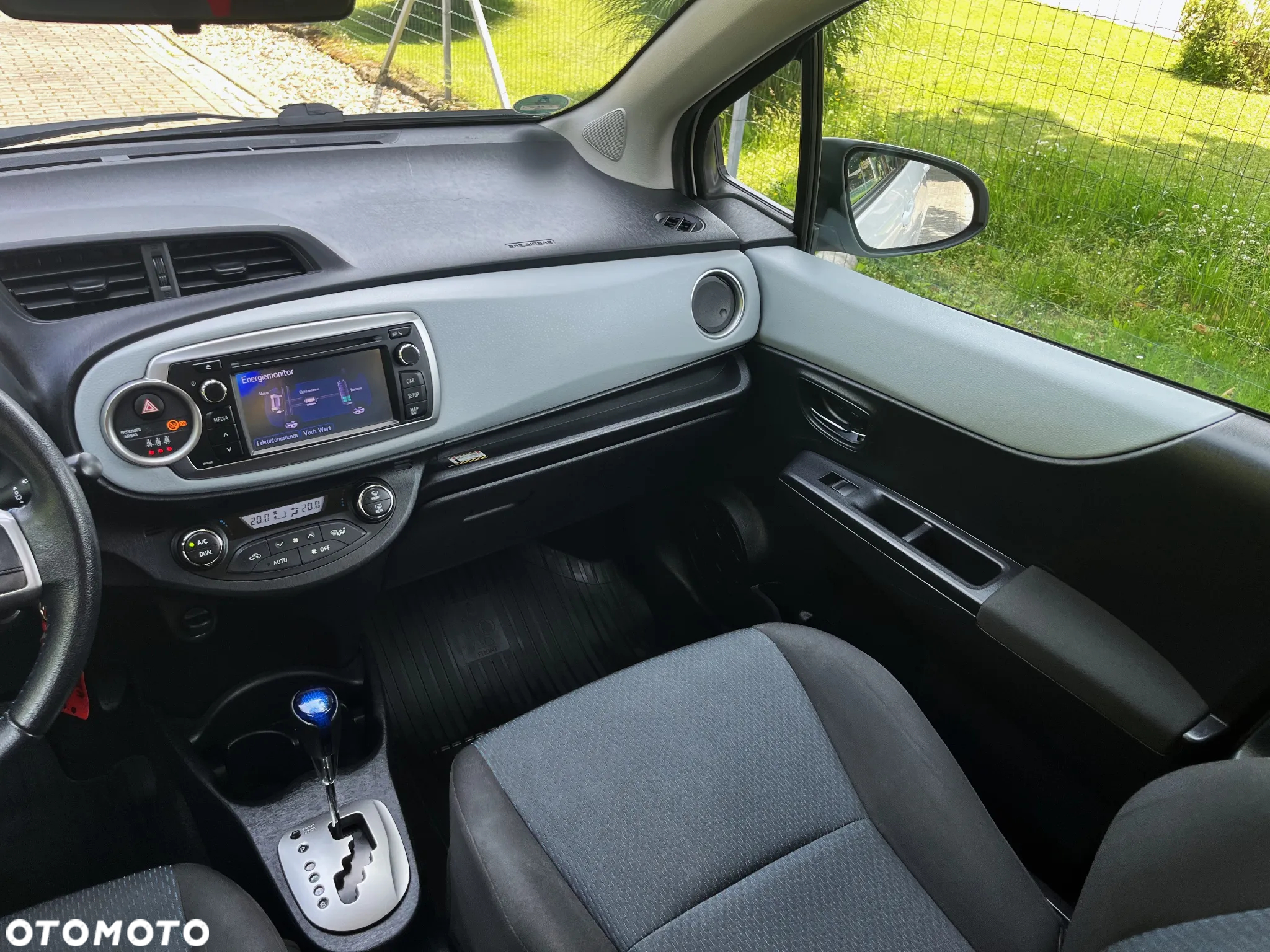 Toyota Yaris Hybrid 100 Premium - 17