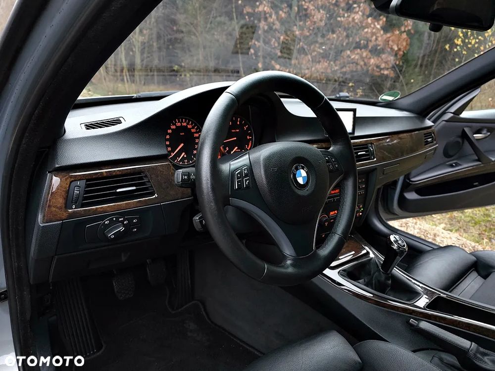 BMW Seria 3 320i - 24