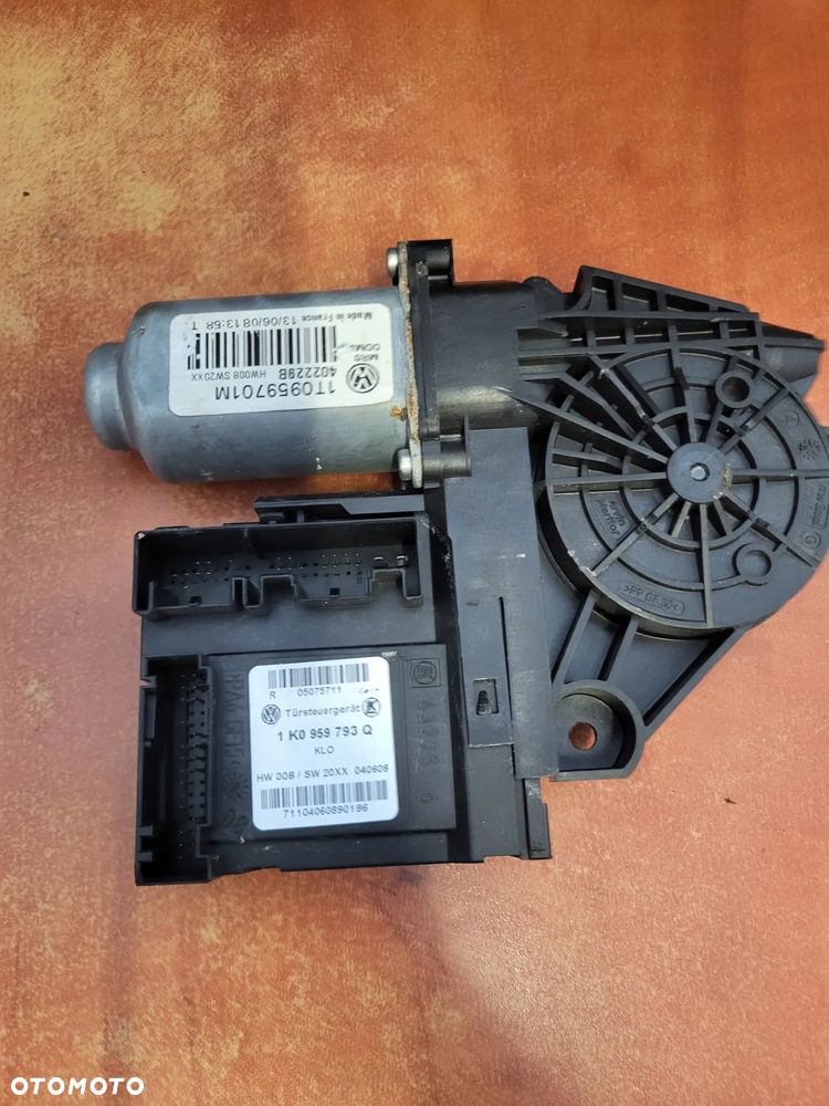 SILNICZEK SZYBY LEWY PRZÓD VOLKSWAGEN GOLF VI 1K0959793Q