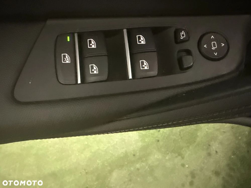 BMW Seria 5 520i mHEV - 11