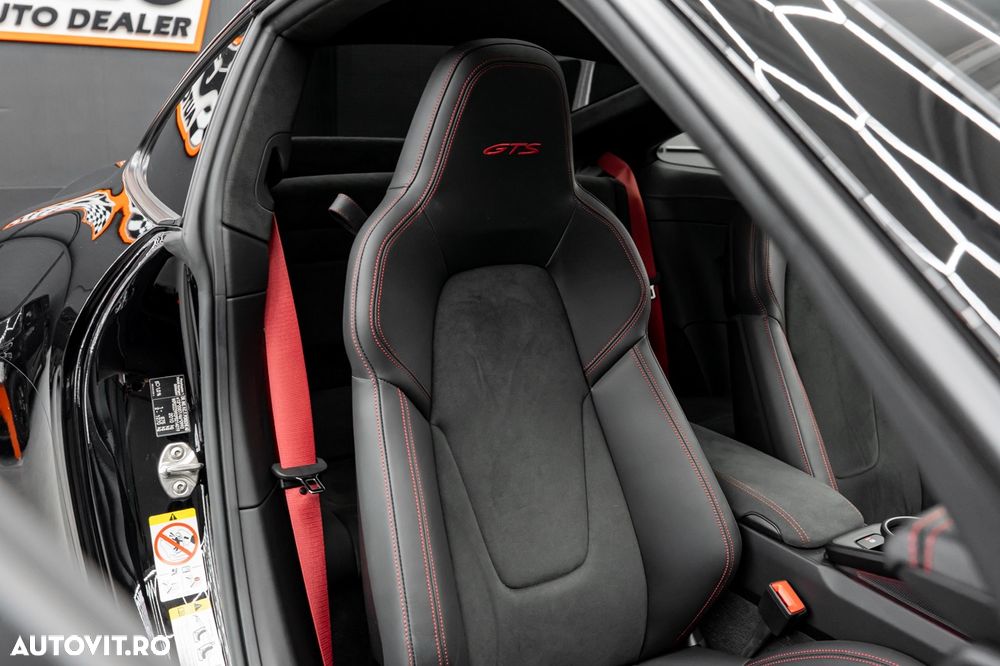 Porsche 911 Carrera 4 GTS PDK - 13