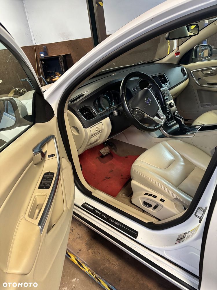 Volvo S60 T5 Drive-E Dynamic Edition (Kinetic) - 9
