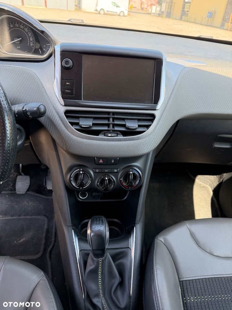 Peugeot 208 - 18
