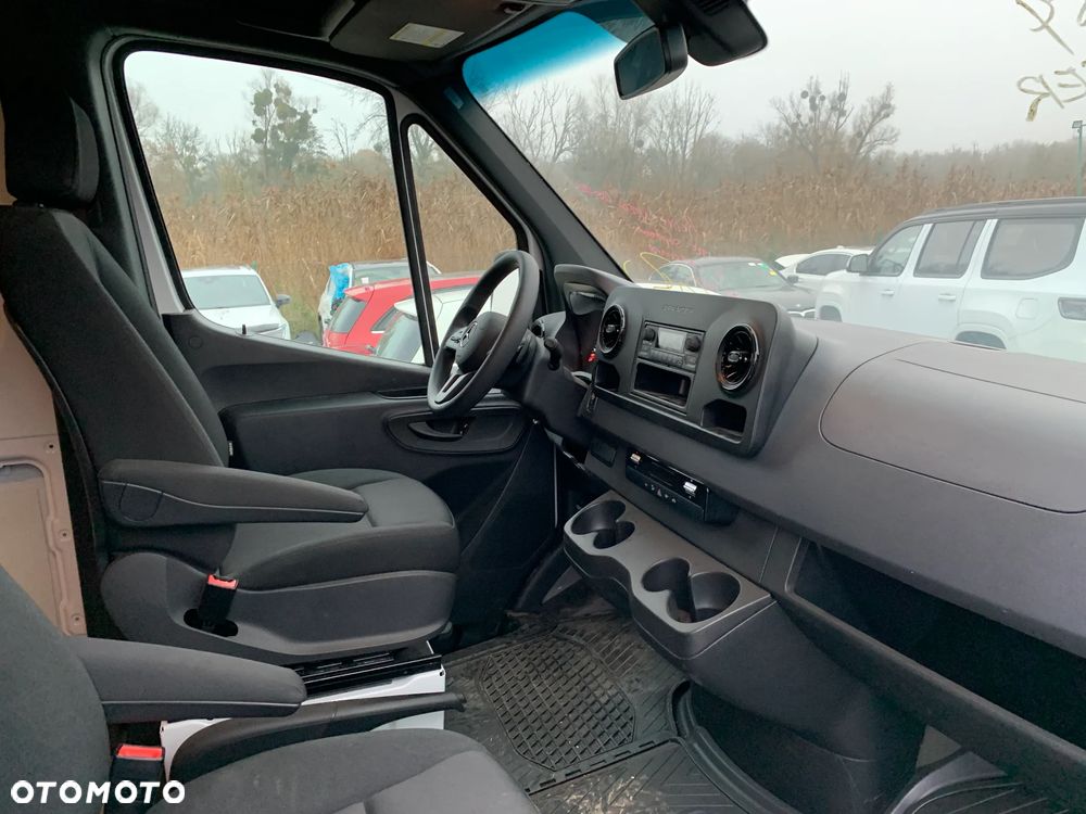 Mercedes-Benz Sprinter - 14