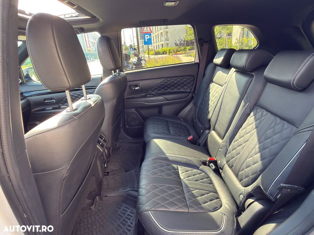 Mitsubishi Outlander PHEV 2.4 L 4X4 Instyle+ - 16