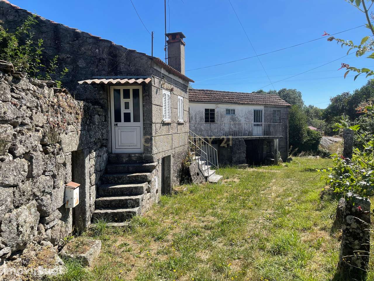 Uma quinta com uma casa que necessita de restauro, situada num terreno - Grande imagem: 2/51