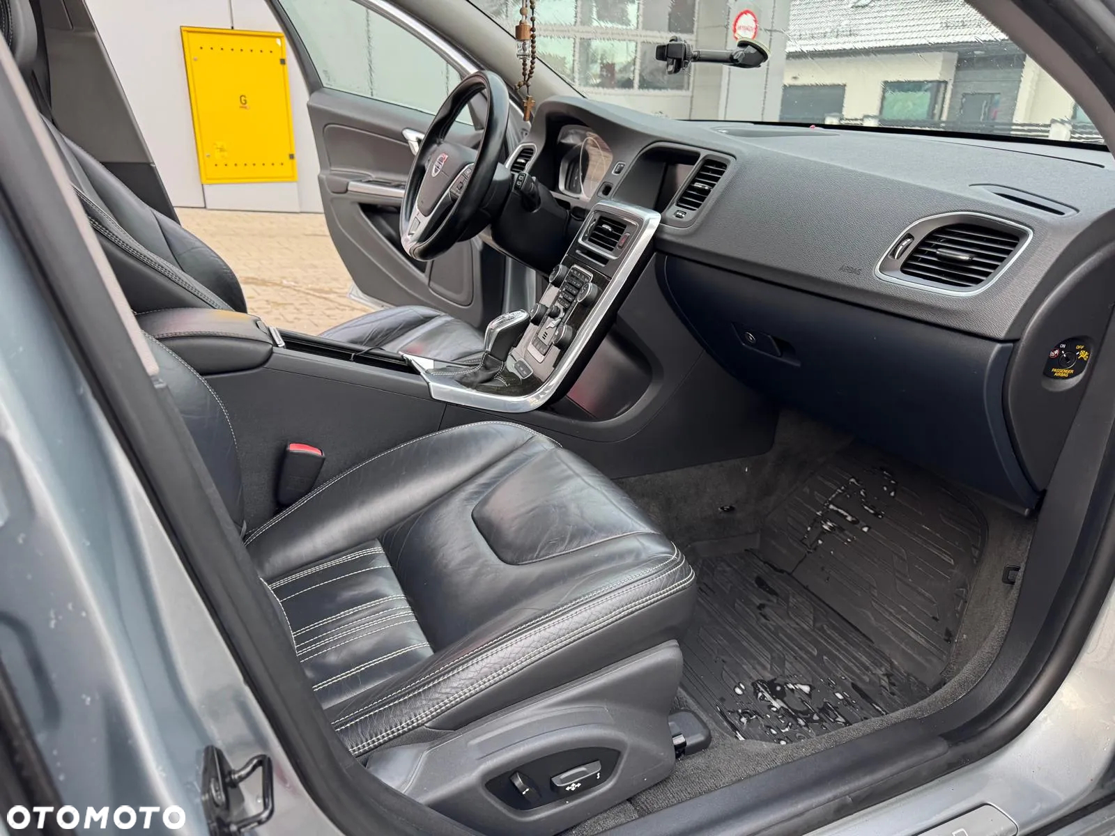 Volvo V60 D6 AWD Plug-in Hybrid R-Design Summum - 25